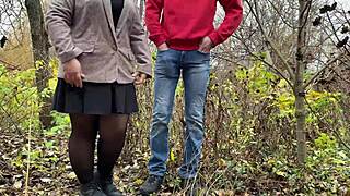 Tlustá MILF v punčochách dominuje veřejné scéně s velkým zadkem. Domácí video ukazuje její syrovou kontrolu.