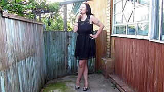 Kurvige MILF raucht beim Pissen draußen in amateur Fetisch-Video. Nasse Muschi entblößt!