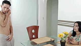 अरे, लातीना झुकी हुई हार्डकोर चाटने के लिए! अविश्वसनीय ओरल स्किल्स दिखा रही है