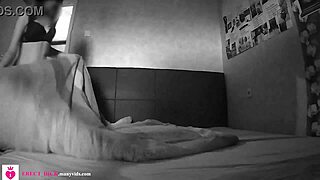 Skjult kamera fanger en lille 18+ teenager i et privat øjeblik med voyeuristisk virkelighed