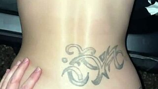 Gategate med hestehaler suger og knuller offentlig for sæd