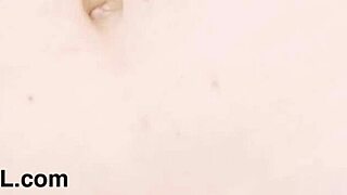 Sijajna blondinka lepota se sleče gola na kavču