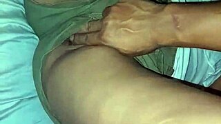 Můj nevlastní táta vtrhl do mého pokoje a přistihl mě bez kalhotek. Dotýkal se mých soukromých částí za peníze!