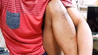 Femboy de 18+ com clitóris pequeno mostra habilidades de academia pro namorado