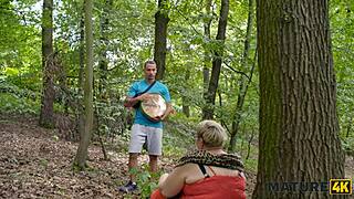 Yo, Diana de kinky gigantische neukt twee vreemden buiten!