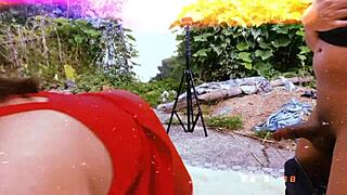 Bakgårdsexhibitionistsex med styvbror blir vilt