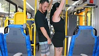 모레나의 더러운 버스 그로핑에 내 라티나 심장 빨리 뛰어