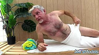 Krivuljasta debeluška Remi Ferdinand dobi vroče jebanje v savni, ja!