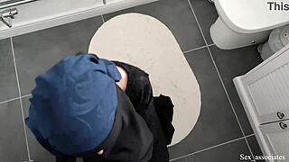 Hé, kijk naar deze sexy maid in hijab die eerste keer anaal neemt met een enorme witte lul