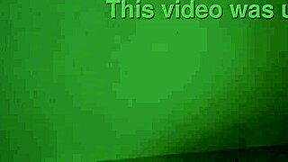 Üvey anne özel siparişi ağzıyla teslim ediyor