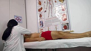 Enfermeira cuida do primeiro paciente com ereção massiva em ação selvagem!