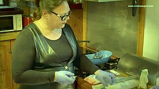 Ik ben dominatrix april straffend slaaf rose voor vergeten haar telefoon