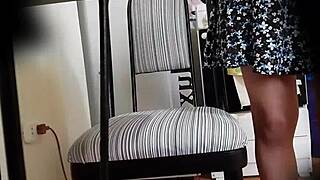 Ez az upskirt a mostohanővér barátnőjéről látogatáskor olyan forró a szoknya alatt 😏