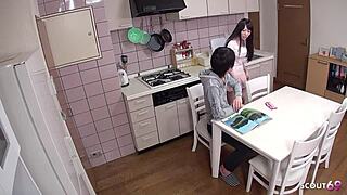 वर्जिन जापानी टीन क्लासमेट को घर पर क्रिम्पाई फक के लिए लुभाती है