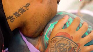 Hård anal knep med stor sort pik for tatoveret luder, tager den dybt i røvhullet