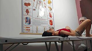 gynækolog stikker finger i røv og knepper patient