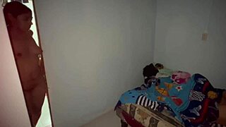 Utangaç 18 yaşındaki büyük memeli ve büyük kalçalı kız, 55 yaşındaki üvey babası tarafından ıslatılır, üvey kız kardeşinin orospusu yasak ve azgın üçlüye katılır