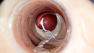 Камера захватывает интимный момент внутри