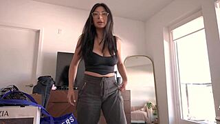 Peguei minha irmãzinha atrevida gastando dinheiro do padrasto e gozando na buceta