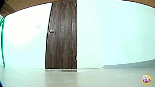 일본 여자가 화장실에서 오줌 싸버림