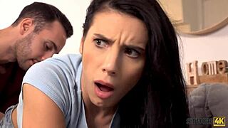 Stuck4k Ven Ser Hjælpeløs Pige Kæmpe for at Bevæge Sig