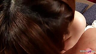 デカい天然パイの日本人義妹が少年を情熱的なクリームパイファックに誘惑、無修正JAV。