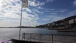 Romantická prechádzka s diaľkovým vibrátorom v mojej piči!