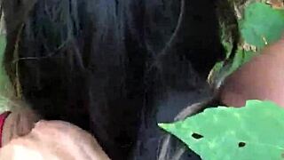 नोविन्हा बहुत हॉर्नी होकर मैदान में घुसती है और जंगल में बीच में चोदती है