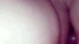 นักเรียนโชคดีปล่อยให้เธอเสร็จบนควยสวยของเขา