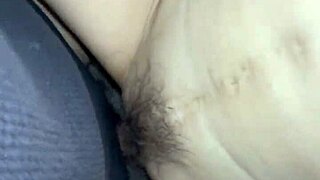 Vyvolá olizovanie jej pičky orgazmus tejto vydatej žene v obývačke?