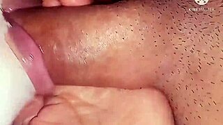 Gata Árabe Entrega Boquete Intenso Antes de Creampie Anal