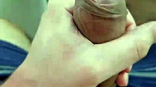 Novinho Pauzudo Batendo Punheta e Gozando