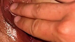 Asiatisk kjæreste med små pupper fylles med sæd og fingres til intens orgasme