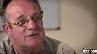 starý chlap drtí tínedžerku 18+ tvrdo