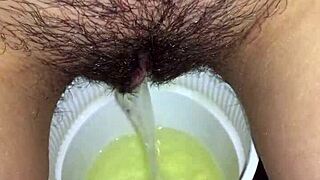 苗条棕发女孩在湿内裤里尿尿