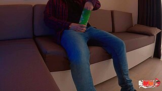 Prank med Pringles-boks blir til å lure min blindfoldede stepsøster for hardcore moro.