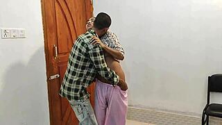 Het bengali-kärestan rider pojkvän i hemmagjord klipp