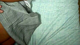 Mi culo apretado duele, nene, sácala y métela en mi coño en su lugar