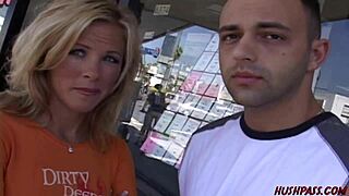 Kayla zamenja popolno pičko za hitri denar v hardcore akciji.