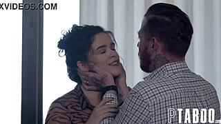 Hé Johnny Goodluck, lach eens met Victoria Voxxx voor de camera