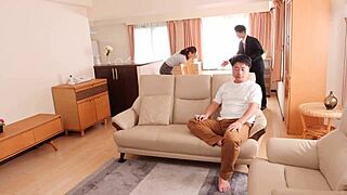 Красивая мамаша Юри Тадокоро в потном кремпае с поцелуем