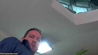 Anal dalam pertama untuk nenek 85 tahun