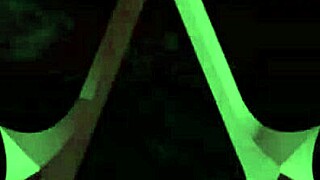 Dominatrix paní April sváže děvku v Rosen Garden část 3