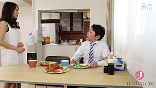 Обманывающая японская жена разрывается между свекром и племянником