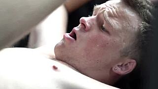 Pasorak jako udara u zadnjem sedištu kola, vau! 😲